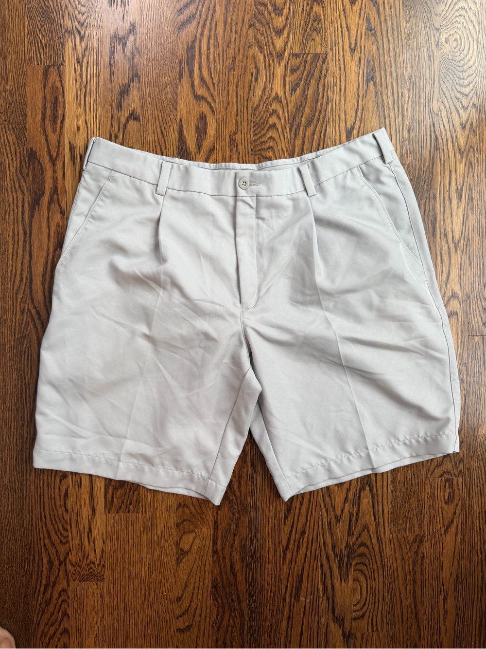 Nike Men's Beige Pleated Golf Shorts